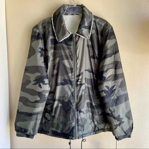 Men’s UGG Green Camo Fleece Waterproof Jacket - Picture 2 of 9